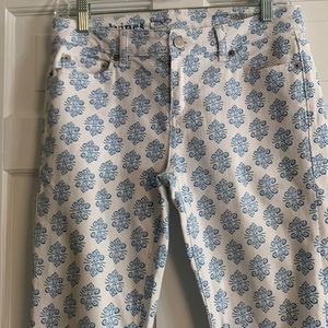 Vineyard Vines white jeans with blue